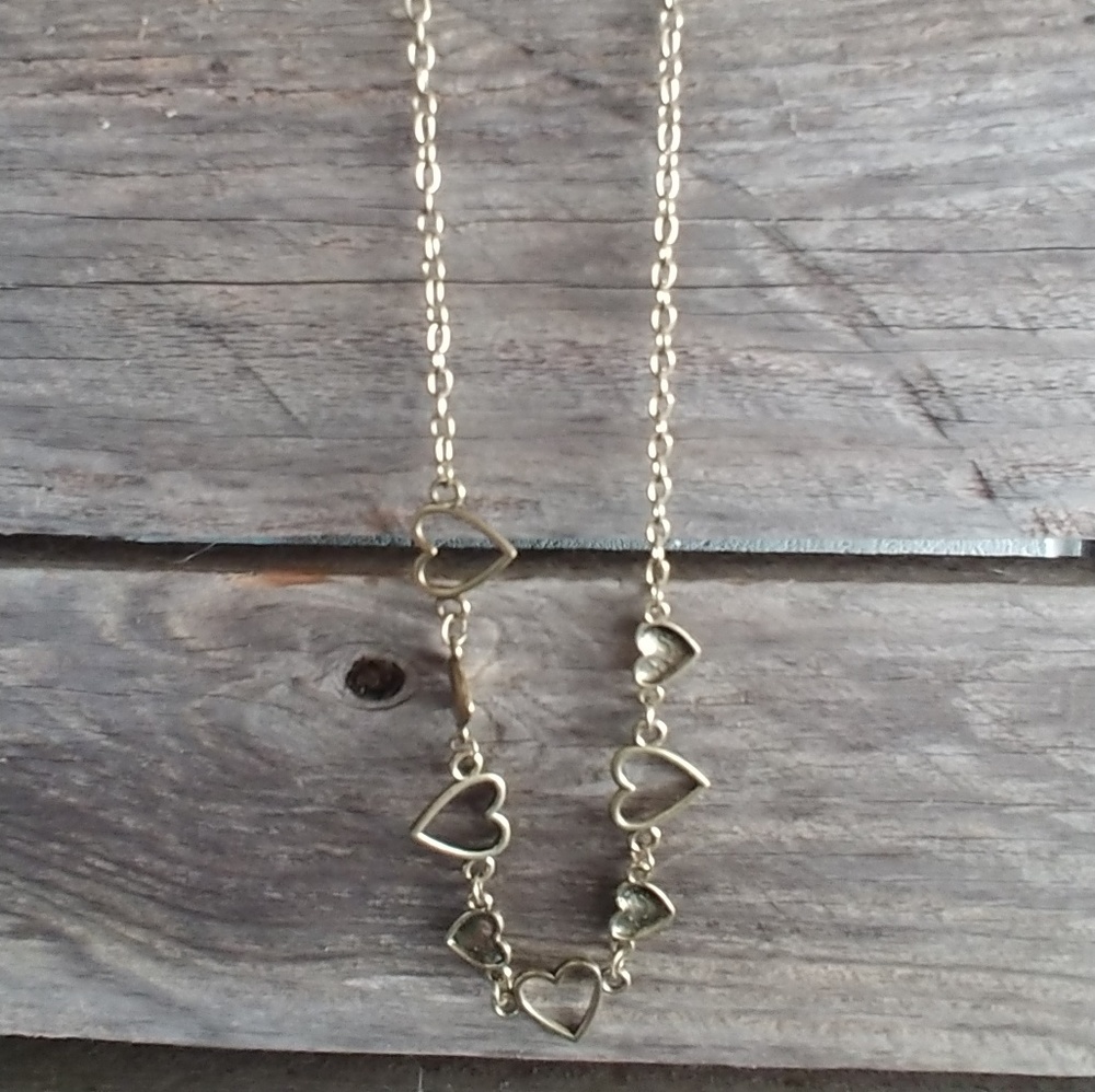 Short brass necklace with hearts